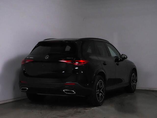 Mercedes-Benz GLC-KLASSE 300 e 4MATIC AMG Plug-In Hybride Edition AMG-Line | Panorama Schuif-Kanteldak | Alarm Klasse 3 | Trekhaak| Digital Licht | Night Pakket | Stuur en Stoelverwarming. Inclusief 24 maanden MB Certified garantie voor Europa.