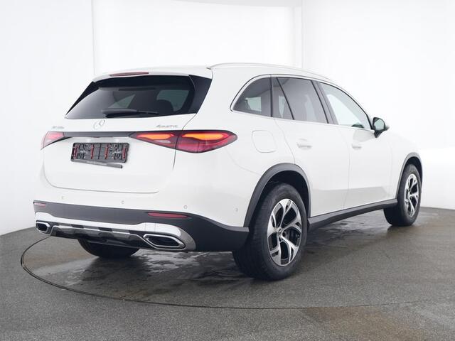 Mercedes-Benz GLC-KLASSE 300 e 4MATIC Plug-In Hybride Trekhaak | Panorama Schuif-Kanteldak | Sfeerverlichting | Memory Voorstoelen | Distronic | Stuur en Stoelverwarming. Inclusief 24 maanden Mercedes-Benz Certified garantie voor Europa.