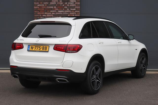 Mercedes-Benz GLC-KLASSE 300e 4MATIC AMG Line | Panoramadak | Trekhaak | Multibeam LED | Stoelverwarming | Camera | Dodehoekassistent | Spoorpakket | Sfeerverlichting | Zitcomfortpakket |
