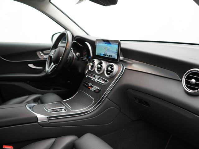 Mercedes-Benz GLC-KLASSE 300e 4MATIC Business Solution Luxury Plug In Hybrid 320pk Dealer O.H. PHEV | Trekhaak Af Fabriek | Head Up | Camera | Lederen Sportstoelen Memory & Verwarmd | Apple Carplay | Navigatie | DAB | Cruise Control |