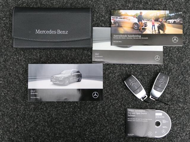 Mercedes-Benz GLC-KLASSE 300 e 4MATIC Plug-In Hybride | Alarm | Led verlichting | Digitaal Dash | Parkeerpakket met Camera | Stoelverwarming | Inclusief 24 maanden Mercedes-Benz Certified garantie voor Europa.
