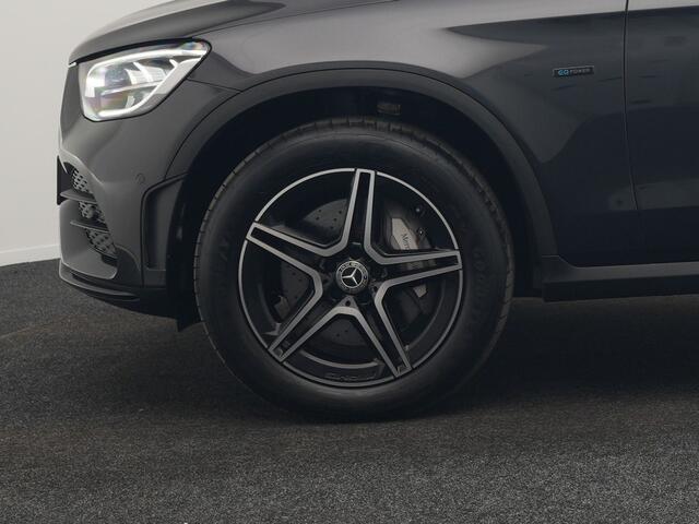 Mercedes-Benz GLC-KLASSE 300e 4MATIC Premium Plus PHEV 320pk Dealer O.H | Panodak | Adaptive Cruise | Sportstoelen Memory | Burmester | AMG Exterieur | Head Up | Camera | Keyless |