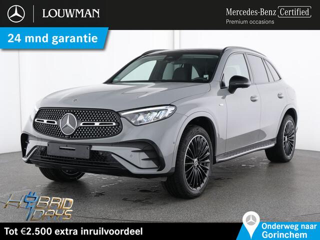 Mercedes-Benz GLC-KLASSE 300 e 4MATIC AMG Plug-In Hybride AMG line | Night Pakket | Trekhaak | Panorama Schuif-Kanteldak | 20 Inch AMG Velgen | Memory Voorstoelen. Inclusief 24 maanden Mercedes-Benz Certified garantie voor Europa.