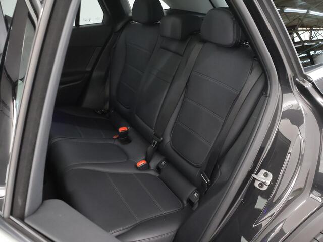 Mercedes-Benz GLC-KLASSE 300e 4MATIC Luxury Line | Panoramadak | Trekhaak | Rij assistentiepakket | Winter pakket |