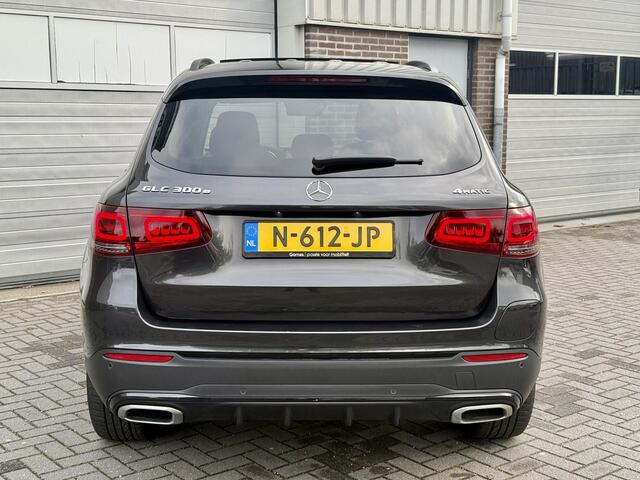 Mercedes-Benz GLC-KLASSE 300e 4MATIC Business Solution AMG | 360° Camera | Night Pakket | Panoramadak | Dodehoekassistent | Elektrisch Verstelbare Stoelen + Memory | Stoelverwarming | Sfeerverlichting | Elektrische Achterklep | Elektrisch Inklapbare Buitenspiegels | Parkeersensor
