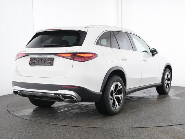 Mercedes-Benz GLC-KLASSE 300 e 4MATIC Plug-In Hybride Trekhaak | Panorama Schuif-Kanteldak | Memory voorstoelen | Ledkoplampen | Stoel en Stuurverwarming. Inclusief 24 maanden MB Certified garantie voor Europa.