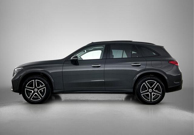 Mercedes-Benz GLC-KLASSE 300 e 4MATIC AMG Plug-In Hybride AMG Premium | Night Pakket | Trekhaak | Panorama Schuif-Kanteldak | Memory Stoelen | Stuur en Stoelverwarming. Inclusief 24 maanden MB Certified garantie voor Europa.