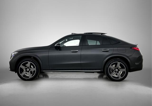 Mercedes-Benz Glc Coupé 300 e 4MATIC Sport Edition | Premium | Winterpakket | Nightpakket | Treeplanken in aluminiumlook | Trekhaak | Stoelventilatie/- verwarming | AMG spoiler | Panoramaschuifdak |