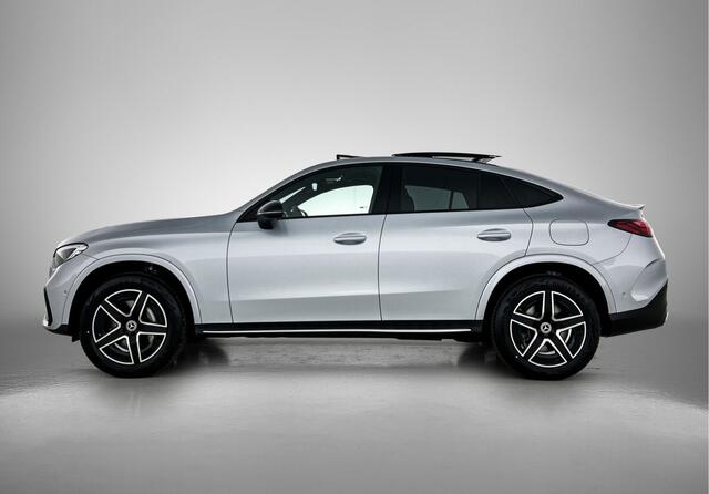 Mercedes-Benz Glc Coupé 300e 4MATIC Business Solution AMG | Advanced plus | Nightpakket | Treeplanken in aluminiumlook | Trekhaak | Panoramaschuifdak | DISTRONIC | Sfeerverlichting | AMG spoiler |