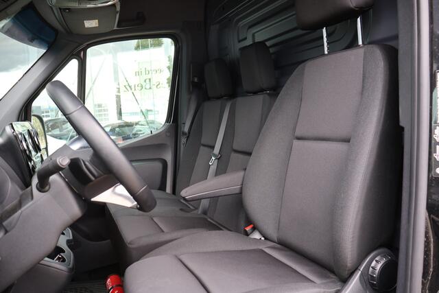 Mercedes-Benz SPRINTER 319 1.9 CDI L2 l Distronic l 3,5 t Trekhaak l LED l Facelift l Apple Carplay l MBUX 10,2 l Camera l Geveerde Chauffeurstoel l Tweezitsbank l Stoelverwarming l Draadloos opladen l Houten vloer l Tussenschot l Zijwanden betimmerd l Winterpakket l WET WIPER 