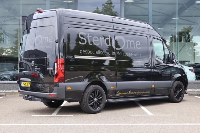 Mercedes-Benz SPRINTER 319 1.9 CDI L2 l Distronic l 3,5 t Trekhaak l LED l Facelift l Apple Carplay l MBUX 10,2 l Camera l Geveerde Chauffeurstoel l Tweezitsbank l Stoelverwarming l Draadloos opladen l Houten vloer l Tussenschot l Zijwanden betimmerd l Winterpakket l WET WIPER 