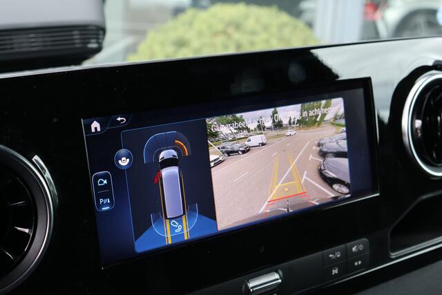 Mercedes-Benz SPRINTER 319 1.9 CDI L2 l Distronic l 3,5 t Trekhaak l LED l Facelift l Apple Carplay l MBUX 10,2 l Camera l Geveerde Chauffeurstoel l Tweezitsbank l Stoelverwarming l Draadloos opladen l Houten vloer l Tussenschot l Zijwanden betimmerd l Winterpakket l WET WIPER 