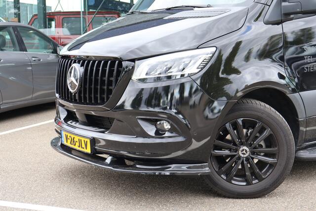Mercedes-Benz SPRINTER 319 1.9 CDI L2 l Distronic l 3,5 t Trekhaak l LED l Facelift l Apple Carplay l MBUX 10,2 l Camera l Geveerde Chauffeurstoel l Tweezitsbank l Stoelverwarming l Draadloos opladen l Houten vloer l Tussenschot l Zijwanden betimmerd l Winterpakket l WET WIPER 