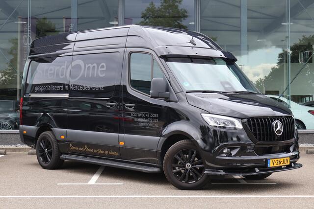 Mercedes-Benz SPRINTER 319 1.9 CDI L2 l Distronic l 3,5 t Trekhaak l LED l Facelift l Apple Carplay l MBUX 10,2 l Camera l Geveerde Chauffeurstoel l Tweezitsbank l Stoelverwarming l Draadloos opladen l Houten vloer l Tussenschot l Zijwanden betimmerd l Winterpakket l WET WIPER 
