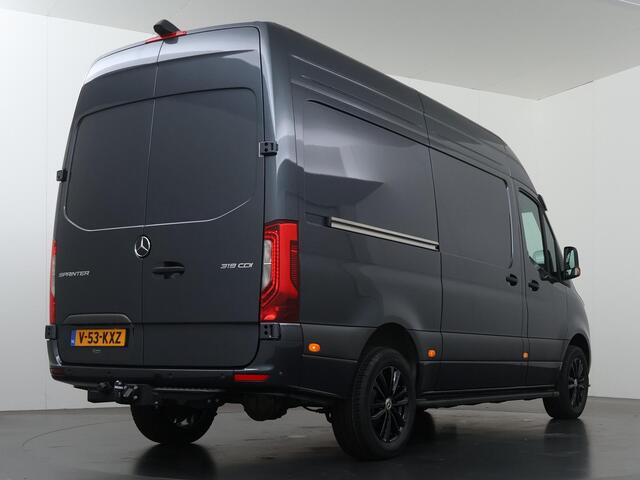 Mercedes-Benz SPRINTER 319 CDI | Aut. | L2 H2 | Select | 3500KG. AHW | EDITION | SPOILERPAKKET | TREEPLANKEN | LM-VELGEN | PARKEERCAMERA | MBUX | LED KOPLAMPEN | ZONNEKLEP | 2024 = BPM VRIJ | CERTIFIED
