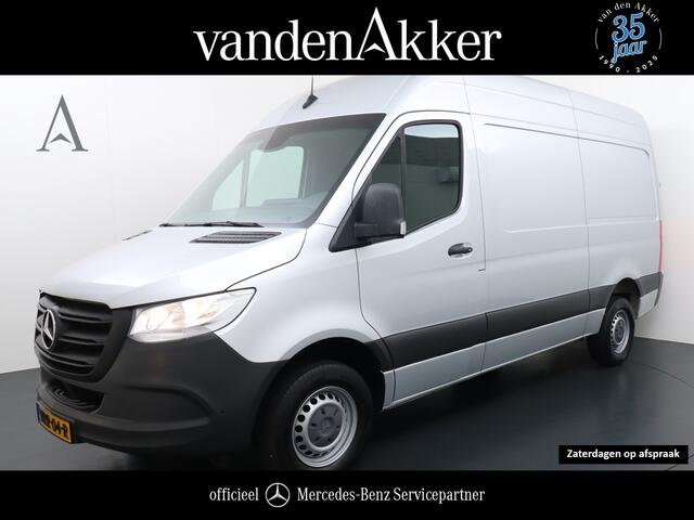 Mercedes-Benz SPRINTER 317 CDI L2H2 Automaat // Trekhaak // MBUX Navigatie // Camera // Armsteun // 3-Persoons // Cruise Control // Zilver met.
