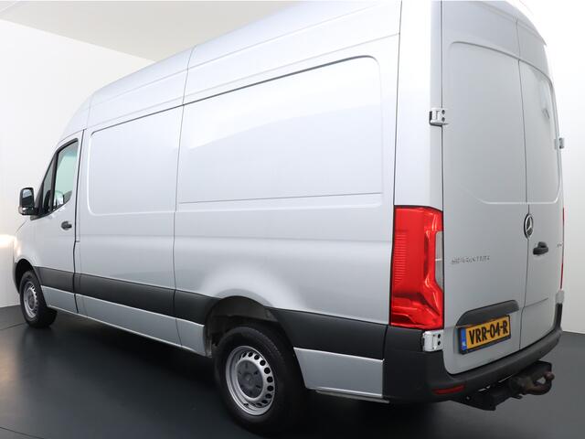Mercedes-Benz SPRINTER 317 CDI L2H2 Automaat // Trekhaak // MBUX Navigatie // Camera // Armsteun // 3-Persoons // Cruise Control // Zilver met.
