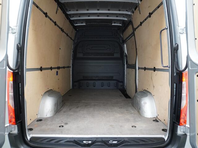Mercedes-Benz SPRINTER 317 CDI L2H2 Automaat // Trekhaak // MBUX Navigatie // Camera // Armsteun // 3-Persoons // Cruise Control // Zilver met.