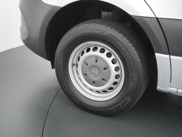 Mercedes-Benz SPRINTER 317 CDI L2H2 Automaat // Trekhaak // MBUX Navigatie // Camera // Armsteun // 3-Persoons // Cruise Control // Zilver met.