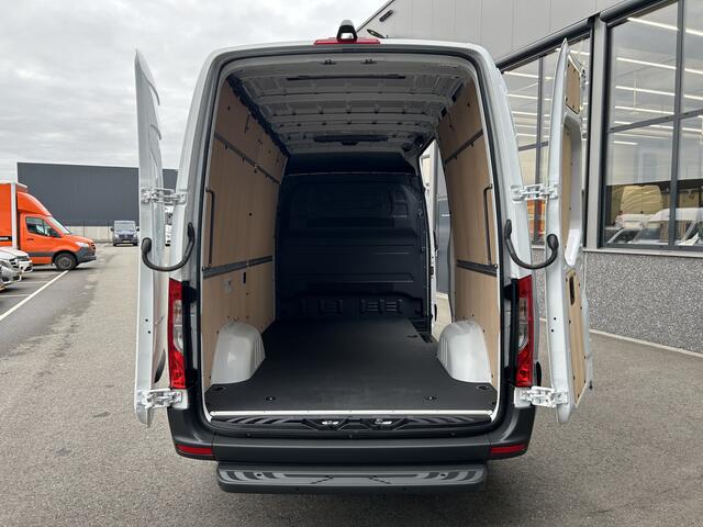 Mercedes-Benz SPRINTER 317 CDI L2 H2 PRO / LED / MBUX / Navigatie / Camera / Parkeersensoren / Cruise control / Airco / 270 Graden achterdeuren
