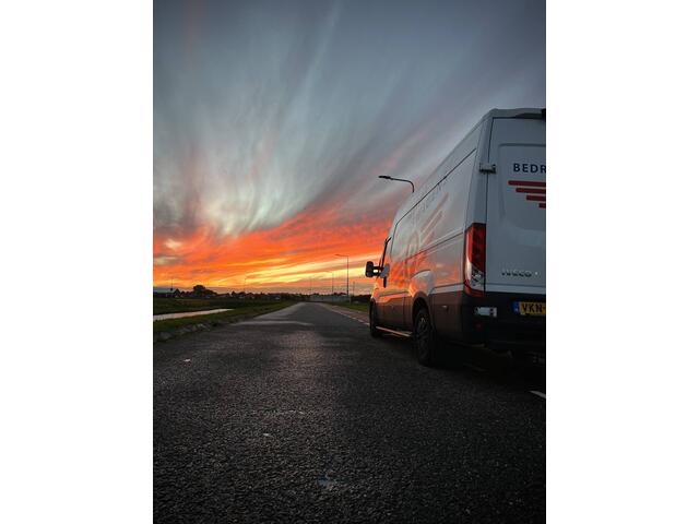 Mercedes-Benz SPRINTER 319 V6 3.0 CDI L2H2 Black Edition Full Options! 360 Camera, Adaptieve Cruise, 10,5'' Mbux, LED, 3500kg Trekhaak, LED, Voorruit verwarming, Uniek!