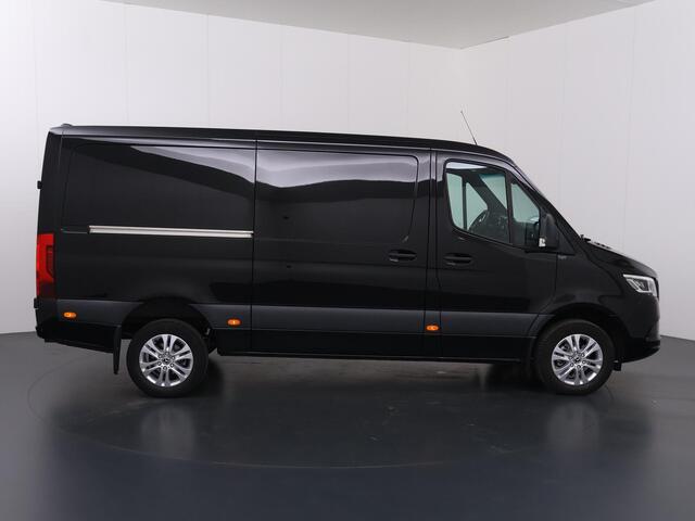 Mercedes-Benz SPRINTER 319 CDI | Aut. | L2 H1 | Select | Distronic Plus | LM Velgen | 3500 KG. Trekhaak | 3-zits | Navigatie | Parkeercamera | Laadruimte-betimmering | Certified