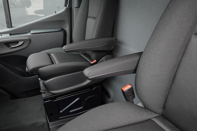 Mercedes-Benz SPRINTER 4x4 319Cdi 190Pk 9G-tronic | L2H2 | 2x Schuifdeur | 4WD | AWD | Bullbar | Treeplanken | 18'' All Terrain | Tenoriet Grijs