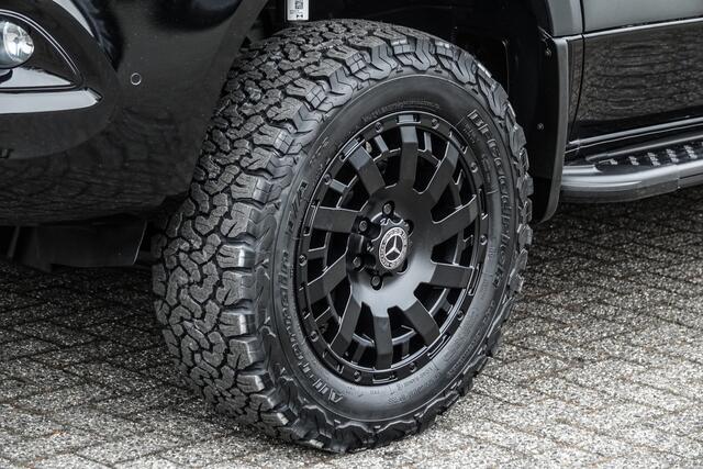 Mercedes-Benz SPRINTER 4x4 319Cdi 190Pk 9G-tronic | L2H2 | Dubbele Cabine | 2x Schuifdeur | 4WD | AWD | Bullbar | Treeplanken | 18'' All Terrain | Obsidian Black