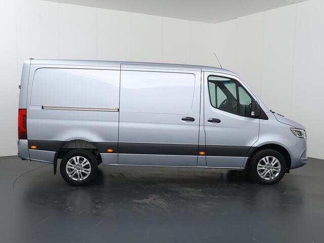 Mercedes-Benz SPRINTER 319 CDI | Aut. | L2 H1 | Select | Distronic | 3500 KG Trekhaak | 17" Lichtmetalen Wielen | Navigatie | Parkeercamera | LED Koplampen | Vloer+Zijwanden | Certified