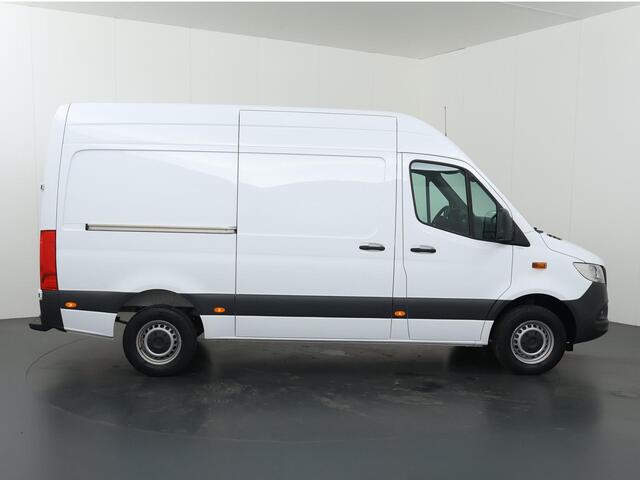 Mercedes-Benz SPRINTER 317 CDI | Aut. | L2 H2 | Pro | Navigatie | Spiegelpakket | Verwarmde Comfort Chauffeursstoel en Bijrijdersbank | Achterdeuren 270 Graden | Airco | Cruisecontrol | Dodehoekassistent | Parkeerpakket met Achteruitrijcamera | Certified |