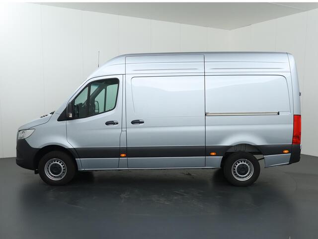 Mercedes-Benz SPRINTER 317 CDI | L2 H2 | PRO | AUTOMAAT | ACHTERUITRIJCAMERA | NAVIGATIE | CRUISE CONTROL | 2X ZIJSCHUIFDEUR | BETIMMERDE LAADRUIMTE | ZILVER METALLIC | 3-ZITS | LICHT -/ REGEN SENSOR | CERTIFIED