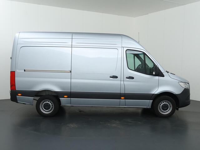 Mercedes-Benz SPRINTER 317 CDI | L2 H2 | PRO | AUTOMAAT | ACHTERUITRIJCAMERA | NAVIGATIE | CRUISE CONTROL | 2X ZIJSCHUIFDEUR | BETIMMERDE LAADRUIMTE | ZILVER METALLIC | 3-ZITS | LICHT -/ REGEN SENSOR | CERTIFIED
