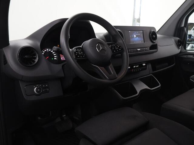 Mercedes-Benz SPRINTER 317 CDI | Aut. | L2 H2 | Pro | Navigatie | Spiegelpakket | Verwarmde Comfort Chauffeursstoel en Bijrijdersbank | Achterdeuren 270 Graden | Airco | Cruisecontrol | Dodehoekassistent | Parkeerpakket met Achteruitrijcamera | Certified |