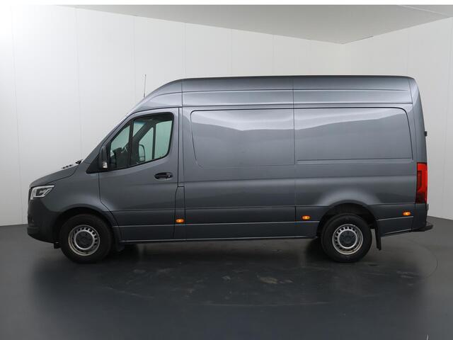 Mercedes-Benz SPRINTER 319 | 3.0 CDI V6 | L2 H2 | DODEHOEK DETECTIE | CLIMATE CONTROL | TREKHAAK | CRUISE CONTROL | VERWARMBAAR VOORRUIT | STOELVERWARMING | LED KOPLAMPEN | PARKEERCAMERA | NAVIGATIE | 3-ZITS | V6