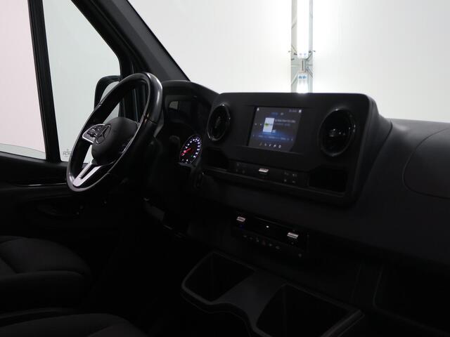 Mercedes-Benz SPRINTER 319 | 3.0 CDI V6 | L2 H2 | DODEHOEK DETECTIE | CLIMATE CONTROL | TREKHAAK | CRUISE CONTROL | VERWARMBAAR VOORRUIT | STOELVERWARMING | LED KOPLAMPEN | PARKEERCAMERA | NAVIGATIE | 3-ZITS | V6