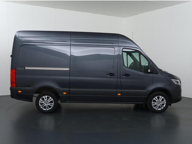 Mercedes-Benz SPRINTER 319 CDI 190 PK | L2 H2 | AUTOMAAT | PRO | LED | KUNSTLEDER ZWART BEKLEDING | CAMERA | BETIMMERDE LAADRUIMTE | CARPLAY EN ANDROID AUTO | CRUISE | AIRCO | 17" LICHTMETALEN VELGEN | LUCHTGEVEERDE BESTUURDERSSTOEL