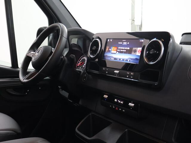 Mercedes-Benz SPRINTER 319 CDI 190 PK | L2 H2 | AUTOMAAT | PRO | LED | KUNSTLEDER ZWART BEKLEDING | CAMERA | BETIMMERDE LAADRUIMTE | CARPLAY EN ANDROID AUTO | CRUISE | AIRCO | 17" LICHTMETALEN VELGEN | LUCHTGEVEERDE BESTUURDERSSTOEL
