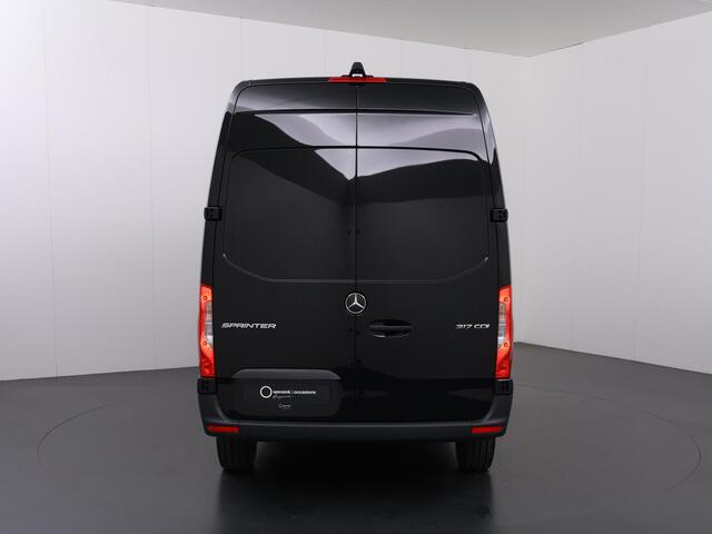 Mercedes-Benz SPRINTER 317 CDI | AUT. | L2 H2 | PRO | ACHTERUITRIJCAMERA | CRUISE CONTROL | BETIMMERDE LAADRUIMTE | DIEP ZWART | 3-ZITS | LICHT -/ REGEN SENSOR | CARPLAY | ANDROID AUTO | CERTIFIED