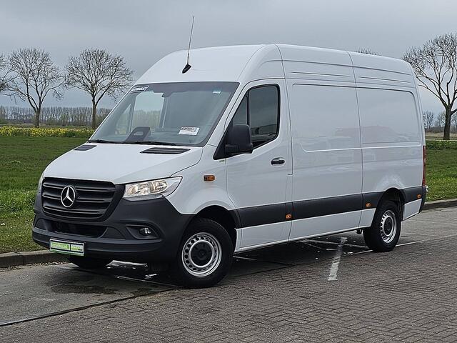 Mercedes-Benz SPRINTER 317 L2H2 RWD Cruise control, Airco, Navi, Camera, Laneassist, Automaat, Mbux10, 170 Pk!