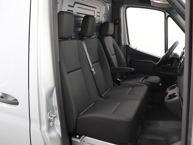 Mercedes-Benz SPRINTER 317 CDI L2 H2 RWD PRO | Smartphone integratie pakket | 10.25" MBUX Systeem | Achteruitrijcamera | 3500 KG Trekgewicht |