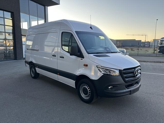 Mercedes-Benz SPRINTER 317 CDI L2 H2 Pro LED / MBUX / Navigatie / Camera / Parkeersensoren / Cruise control / Airco / 270 Graden achterdeuren