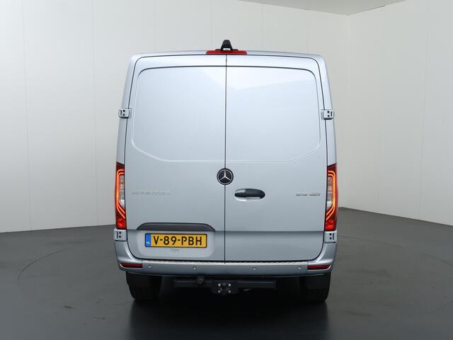Mercedes-Benz SPRINTER 319 CDI | L2 H1 | 190 PK | EDITION | AUT. | DUBBELE CABINE | 6-ZITS | STYLINGPAKKET | DISTRONIC PLUS | 3500 KG TREKHAAK | STOELVERWARMING | NAVIGATIE | CAMERA | AIRCO | LED LAMPEN | CARPLAY EN ANDROID AUTO | LEDEREN BEKLEDING