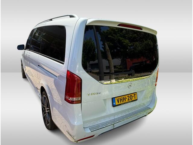 Mercedes-Benz V-KLASSE 300d Lang DC Avantgarde AMG / 360Camera / Leder / Burmester / Koelbox / Stoelventilatie + verwarming / 19'' / DAB / Dodehoek / Cruise Control
