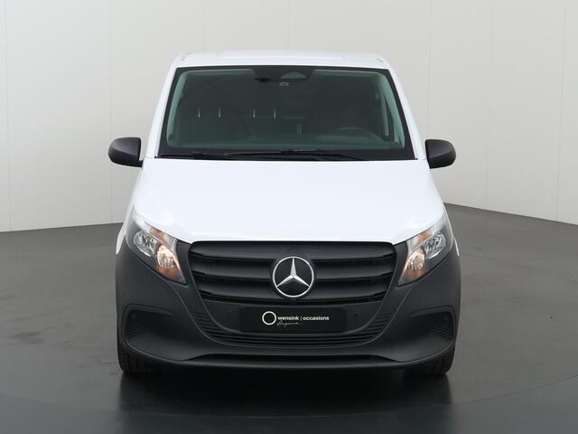 Mercedes-Benz VITO 116 CDI | L2 | PRO | AUT. | 160 PK | ACHTERUITRIJCAMERA | 2500 KG TREKHAAK | CRUISE CONTROL | AIRCO | DODEHOEKDETECTIE | NAVIGATIE | 3-ZITS | COMFORT CHAUFFEURSSTOEL