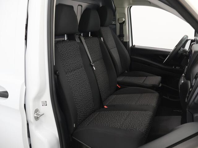 Mercedes-Benz VITO 116 CDI | L2 | PRO | AUT. | 160 PK | ACHTERUITRIJCAMERA | 2500 KG TREKHAAK | CRUISE CONTROL | AIRCO | DODEHOEKDETECTIE | NAVIGATIE | 3-ZITS | COMFORT CHAUFFEURSSTOEL