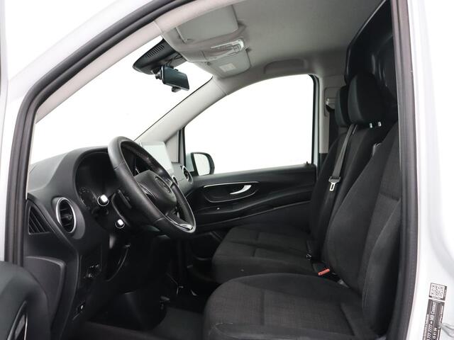 Mercedes-Benz VITO 114 CDI Extra Lang | Oprijplaat | Trekhaak | Camera | Stoelverwarming | 19'' | Cruise control | Bluetooth | Airco | 3-Persoons