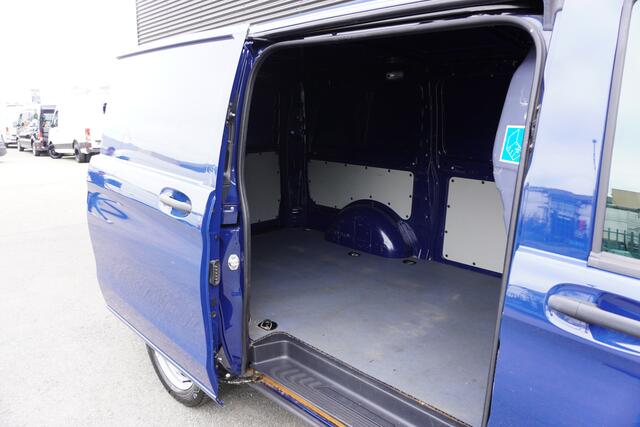 Mercedes-Benz VITO 140pk Automaat L2 ACC Cruise control Navigatie Camera Trekhaak 3-zits Airco Stoelverwarming