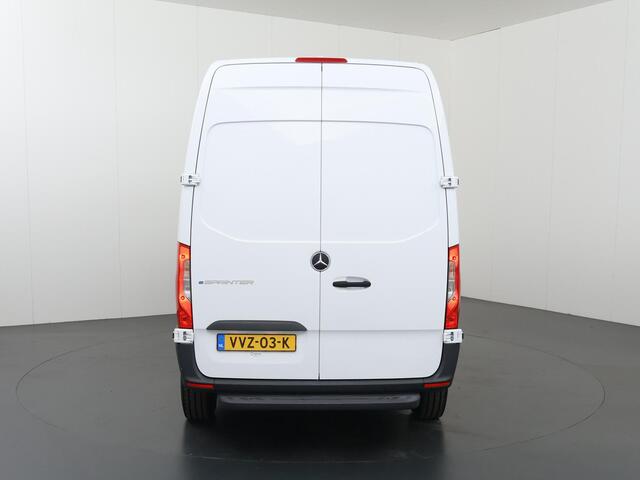 Mercedes-Benz eSprinter L2 H2 | 55 kWh | ACHTERUITRIJCAMERA | STOELVERWARMING | AIRCO | DAB+ RADIO | COMPLETE LAADRUIMTE BETIMMERING | OPSTAP TOT LAADRUIMTE | STOEL - STOEL COMFORT