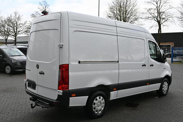 Mercedes-Benz eSprinter 320 L2H2 Pro 81kWh Snellader, Navigatie, Trekhaak, Winterpakket, Etc.