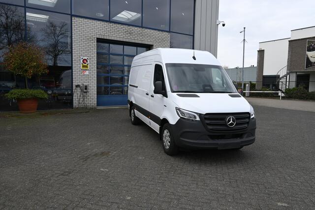 Mercedes-Benz eSprinter 320 L2H2 Select 81kWh LED, Distronic, Smartphone integratie, Navigatie, Trekhaak, Etc.